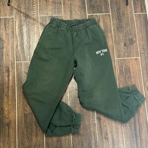 ✨ Brandy Melville Green Joggers with Pockets - 27-Inch Inseam
